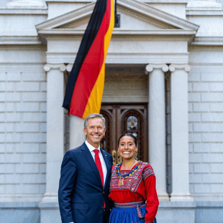 Deutscher Mann und ecuadorianische Frau vor deutscher Botschaft – Einladung Ecuador nach Deutschland