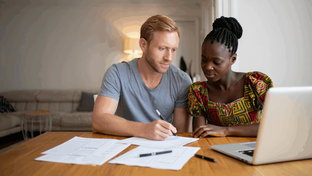 Paar aus Ghana und Deutschland füllt Visumantrag aus