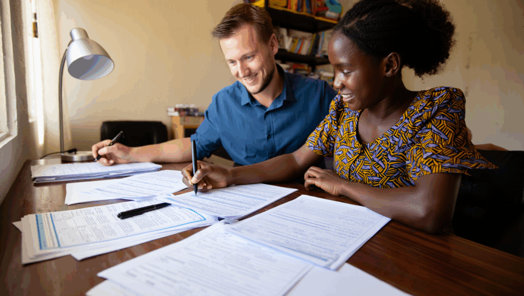 Paar füllt gemeinsam Visumantrag aus – Einladung Malawi nach Deutschland