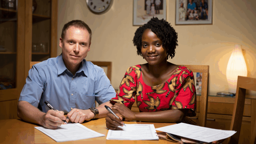 Paar füllt Visumantrag aus – Nigeria nach Deutschland