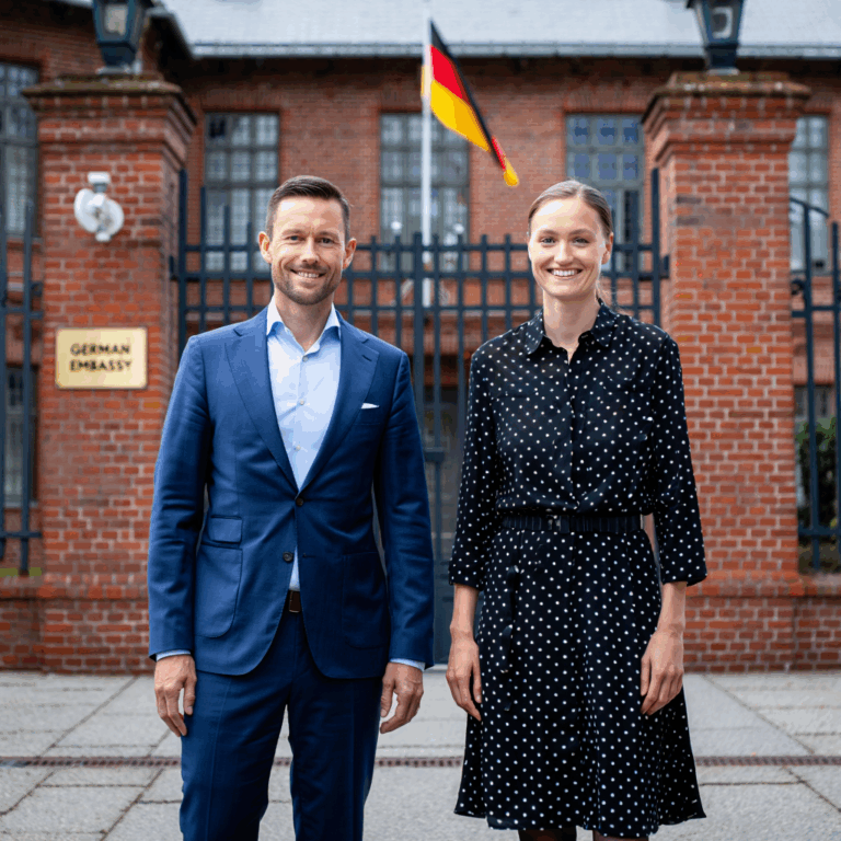 Deutscher Mann mit belarussischer Frau vor Botschaft – Einladung Belarus nach Deutschland